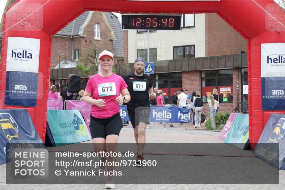 10.05.2026 - 8. Wedeler Halbmarathon Yannick Fuchs http://msf.ph/oto/9733960 10.05.2026 12:35:47 Ziel 253, 671, 672 meine-sportfotos.de