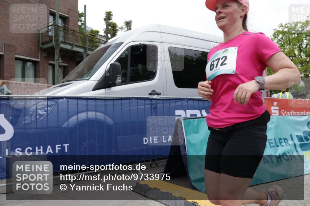 10.05.2026 - 8. Wedeler Halbmarathon Yannick Fuchs http://msf.ph/oto/9733975 10.05.2026 12:35:49 Ziel 253, 671, 672 meine-sportfotos.de