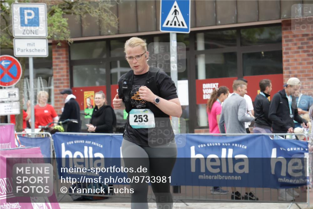 10.05.2026 - 8. Wedeler Halbmarathon Yannick Fuchs http://msf.ph/oto/9733981 10.05.2026 12:35:50 Ziel 253, 671, 672 meine-sportfotos.de