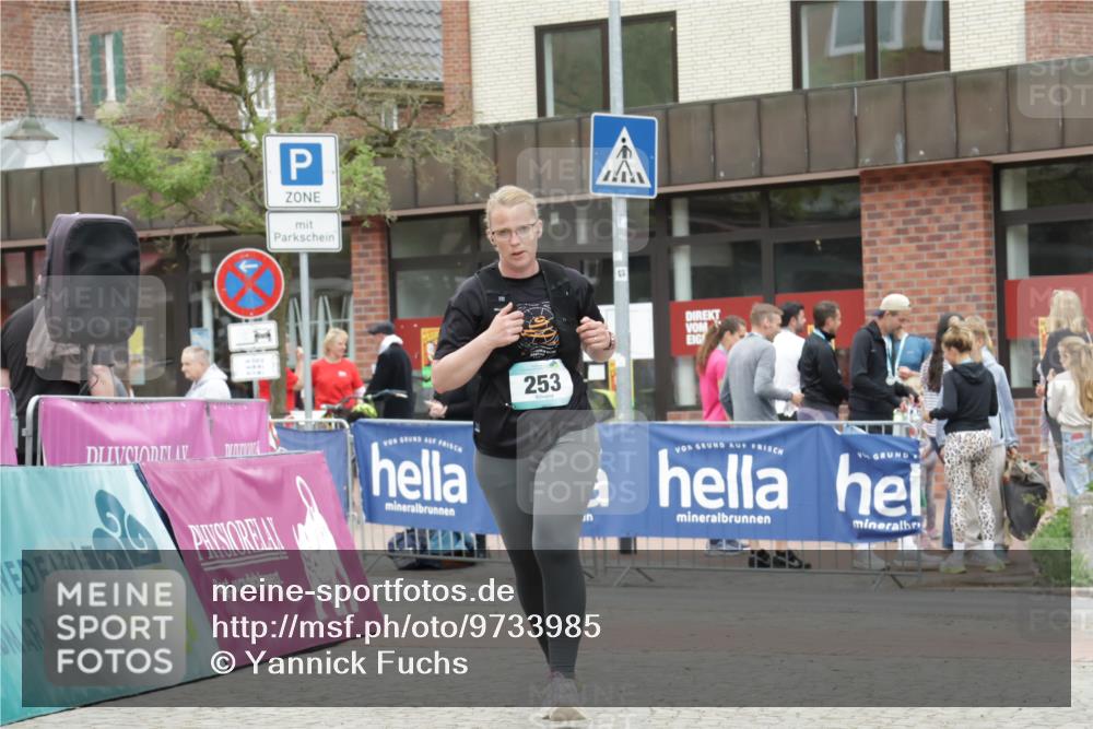 10.05.2026 - 8. Wedeler Halbmarathon Yannick Fuchs http://msf.ph/oto/9733985 10.05.2026 12:35:51 Ziel 253, 671, 672 meine-sportfotos.de
