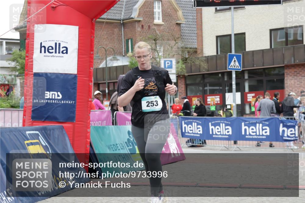 10.05.2026 - 8. Wedeler Halbmarathon Yannick Fuchs http://msf.ph/oto/9733996 10.05.2026 12:35:52 Ziel 253, 671, 672 meine-sportfotos.de
