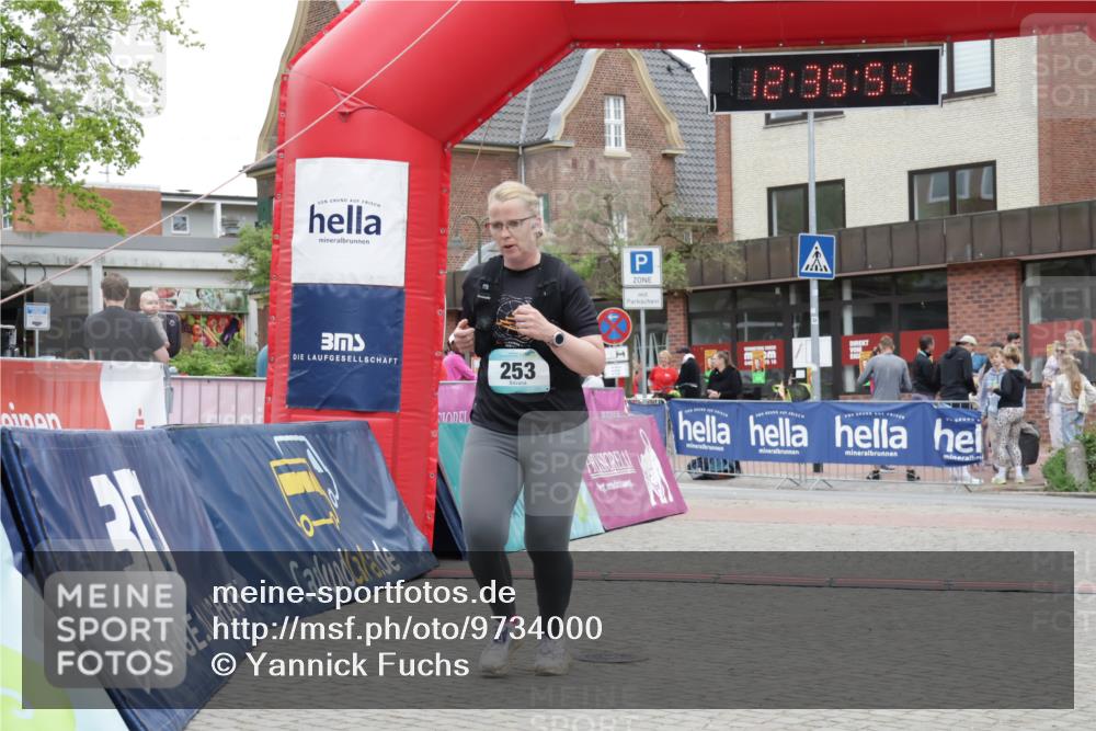 10.05.2026 - 8. Wedeler Halbmarathon Yannick Fuchs http://msf.ph/oto/9734000 10.05.2026 12:35:52 Ziel 253, 671, 672 meine-sportfotos.de