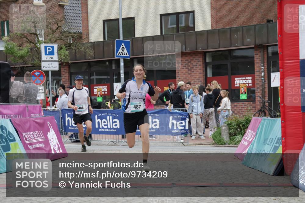 10.05.2026 - 8. Wedeler Halbmarathon Yannick Fuchs http://msf.ph/oto/9734209 10.05.2026 12:37:53 Ziel 487, 488 meine-sportfotos.de