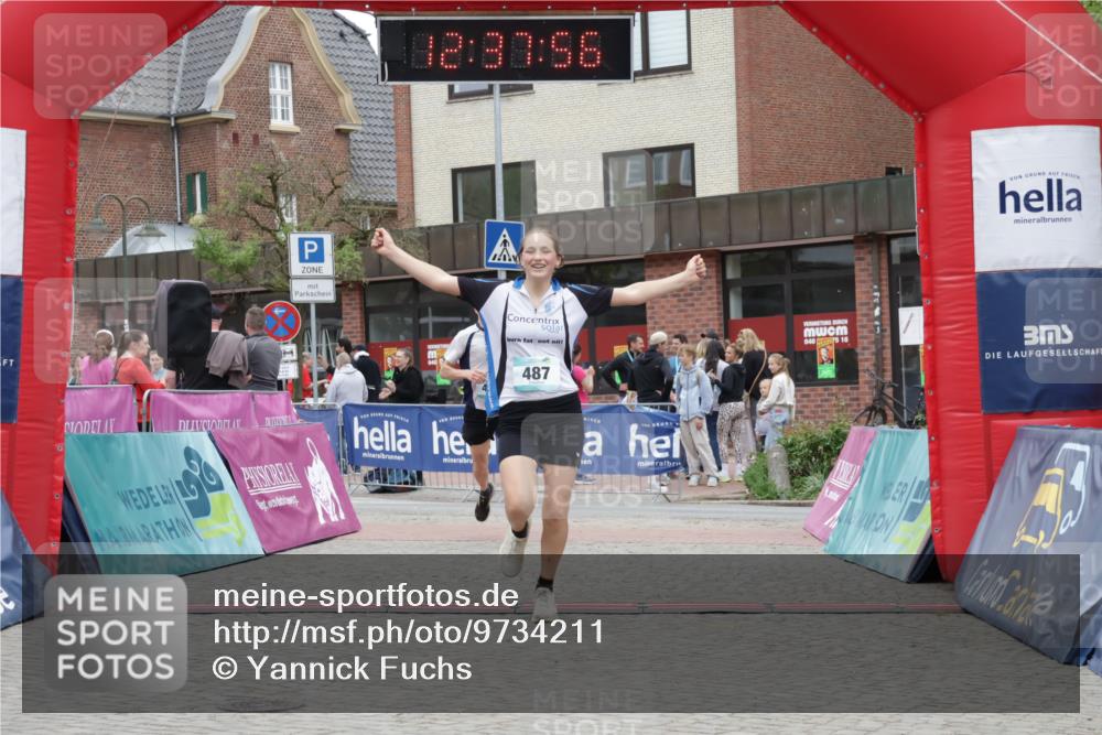 10.05.2026 - 8. Wedeler Halbmarathon Yannick Fuchs http://msf.ph/oto/9734211 10.05.2026 12:37:54 Ziel 487, 488 meine-sportfotos.de