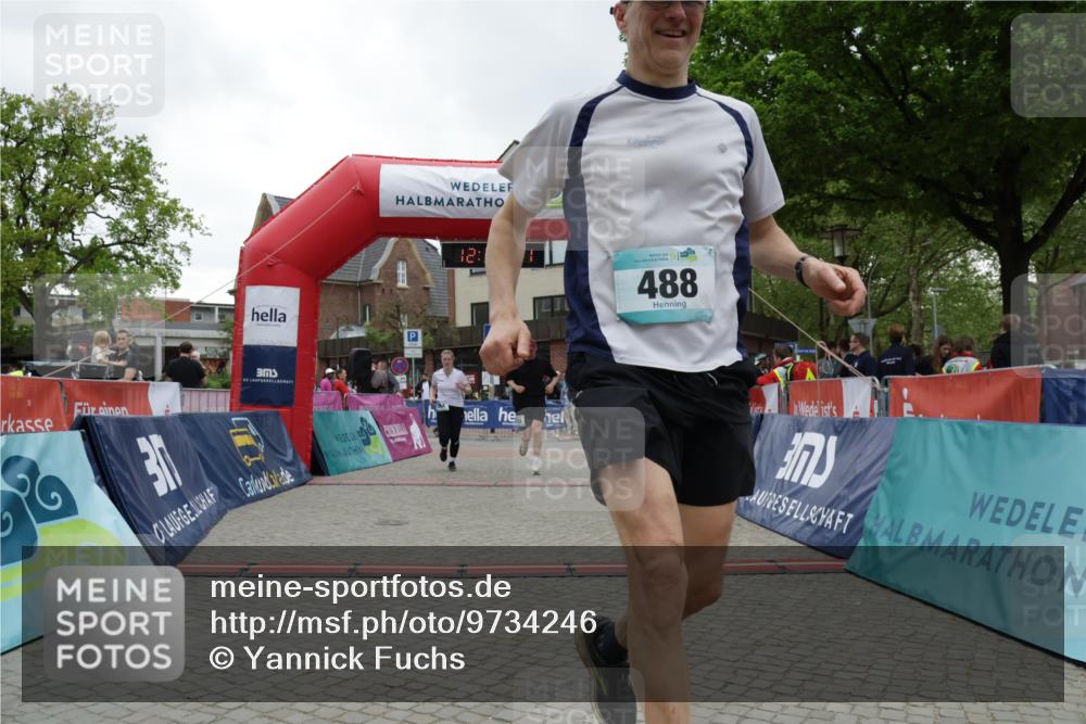 10.05.2026 - 8. Wedeler Halbmarathon Yannick Fuchs http://msf.ph/oto/9734246 10.05.2026 12:37:59 Ziel 264, 487, 488, 702 meine-sportfotos.de