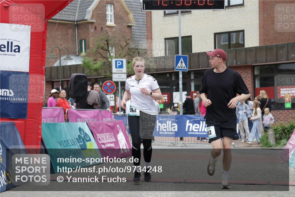 10.05.2026 - 8. Wedeler Halbmarathon Yannick Fuchs http://msf.ph/oto/9734248 10.05.2026 12:37:59 Ziel 264, 487, 488, 702 meine-sportfotos.de