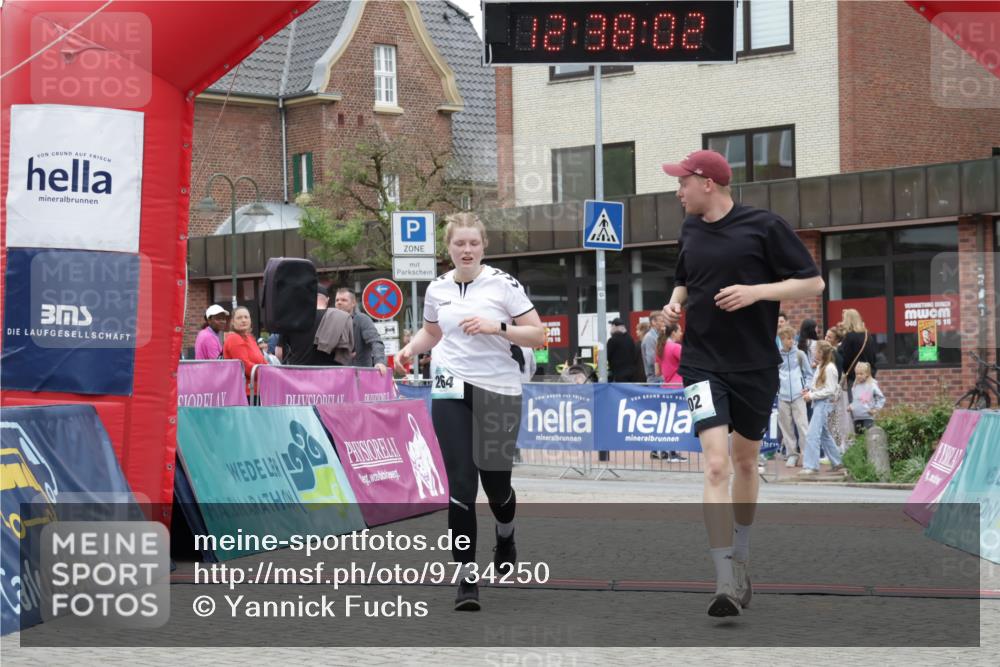 10.05.2026 - 8. Wedeler Halbmarathon Yannick Fuchs http://msf.ph/oto/9734250 10.05.2026 12:38:00 Ziel 264, 487, 488, 702 meine-sportfotos.de