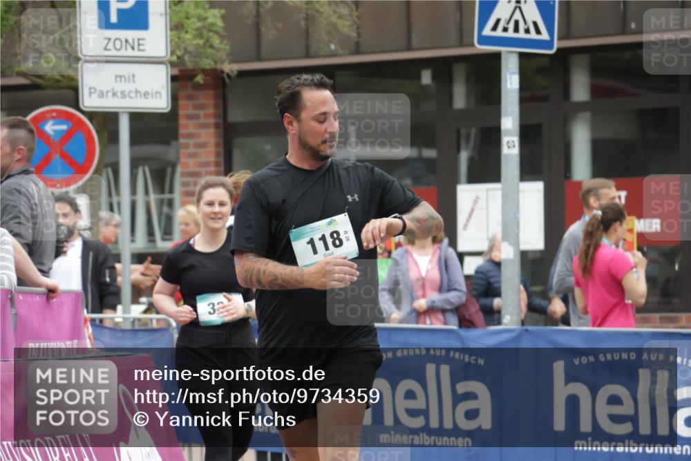 10.05.2026 - 8. Wedeler Halbmarathon Yannick Fuchs http://msf.ph/oto/9734359 10.05.2026 12:39:27 Ziel 118, 336, 373 meine-sportfotos.de