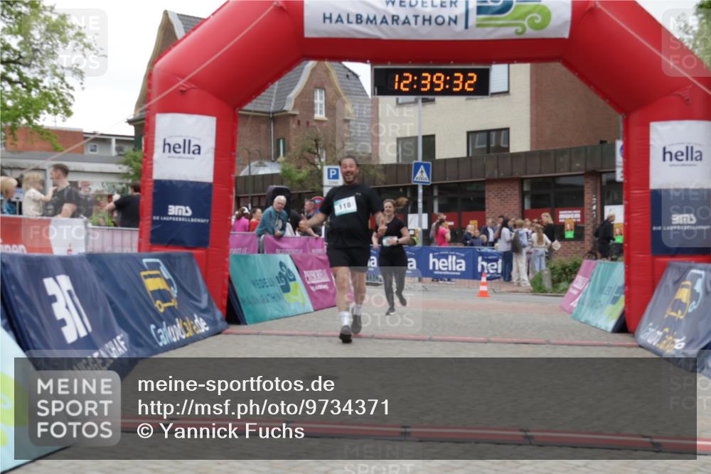 10.05.2026 - 8. Wedeler Halbmarathon Yannick Fuchs http://msf.ph/oto/9734371 10.05.2026 12:39:29 Ziel 118, 336, 373 meine-sportfotos.de