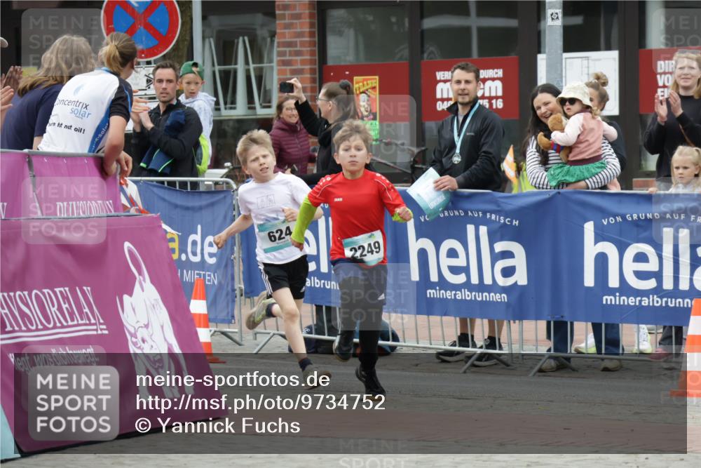 10.05.2026 - 8. Wedeler Halbmarathon Yannick Fuchs http://msf.ph/oto/9734752 10.05.2026 12:47:35 Ziel 623, 624, 2249 meine-sportfotos.de