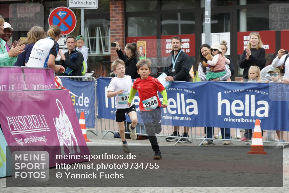 10.05.2026 - 8. Wedeler Halbmarathon Yannick Fuchs http://msf.ph/oto/9734755 10.05.2026 12:47:36 Ziel 623, 624, 2249 meine-sportfotos.de