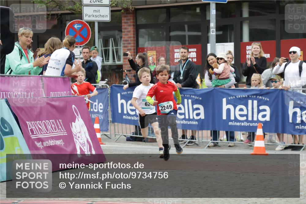 10.05.2026 - 8. Wedeler Halbmarathon Yannick Fuchs http://msf.ph/oto/9734756 10.05.2026 12:47:36 Ziel 623, 624, 2249 meine-sportfotos.de