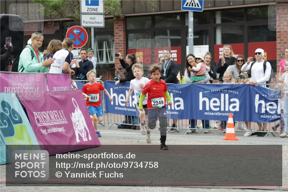 10.05.2026 - 8. Wedeler Halbmarathon Yannick Fuchs http://msf.ph/oto/9734758 10.05.2026 12:47:36 Ziel 623, 624, 2249 meine-sportfotos.de