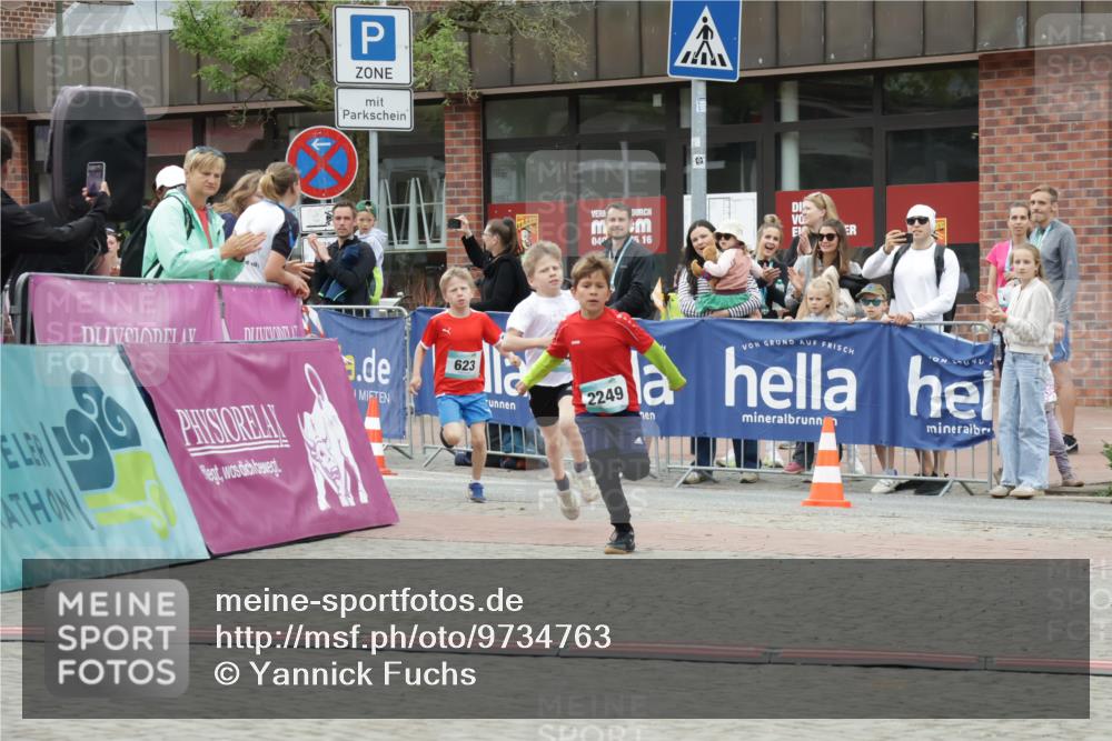 10.05.2026 - 8. Wedeler Halbmarathon Yannick Fuchs http://msf.ph/oto/9734763 10.05.2026 12:47:36 Ziel 623, 624, 2249 meine-sportfotos.de