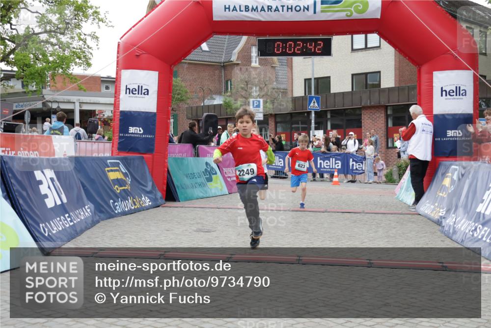 10.05.2026 - 8. Wedeler Halbmarathon Yannick Fuchs http://msf.ph/oto/9734790 10.05.2026 12:47:39 Ziel 623, 624, 2093, 2249 meine-sportfotos.de