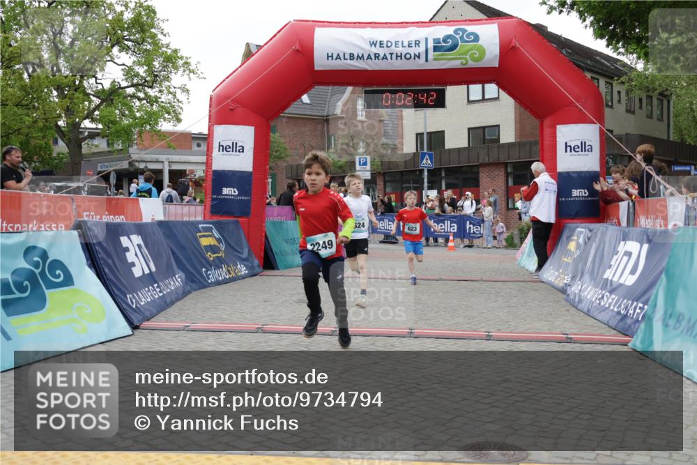 10.05.2026 - 8. Wedeler Halbmarathon Yannick Fuchs http://msf.ph/oto/9734794 10.05.2026 12:47:39 Ziel 623, 624, 2093, 2249 meine-sportfotos.de