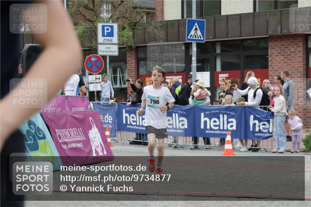 10.05.2026 - 8. Wedeler Halbmarathon Yannick Fuchs http://msf.ph/oto/9734877 10.05.2026 12:47:53 Ziel 796, 797, 2248 meine-sportfotos.de