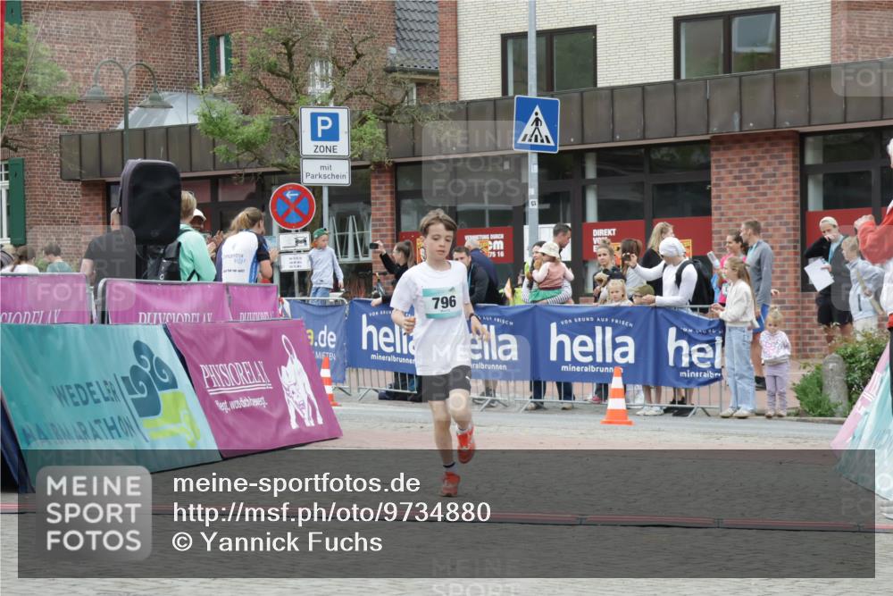 10.05.2026 - 8. Wedeler Halbmarathon Yannick Fuchs http://msf.ph/oto/9734880 10.05.2026 12:47:53 Ziel 796, 797, 2248 meine-sportfotos.de