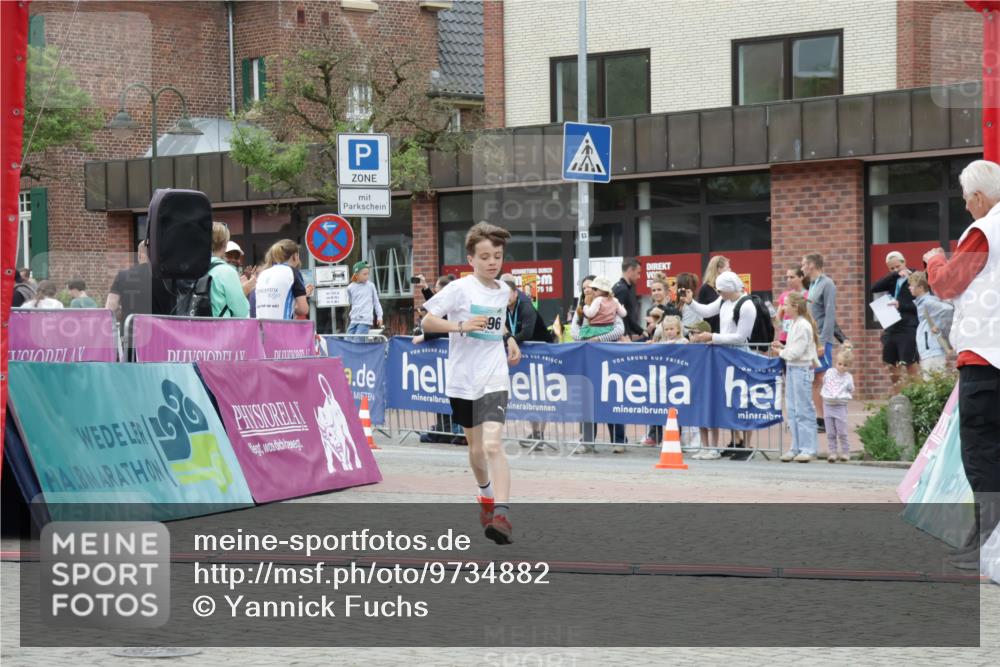 10.05.2026 - 8. Wedeler Halbmarathon Yannick Fuchs http://msf.ph/oto/9734882 10.05.2026 12:47:53 Ziel 796, 797, 2248 meine-sportfotos.de