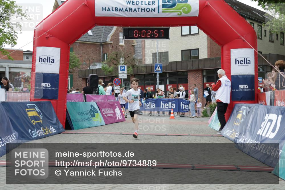 10.05.2026 - 8. Wedeler Halbmarathon Yannick Fuchs http://msf.ph/oto/9734889 10.05.2026 12:47:54 Ziel 796, 797, 2248 meine-sportfotos.de