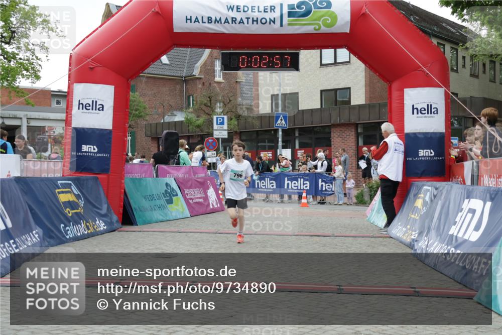 10.05.2026 - 8. Wedeler Halbmarathon Yannick Fuchs http://msf.ph/oto/9734890 10.05.2026 12:47:54 Ziel 796, 797, 2248 meine-sportfotos.de