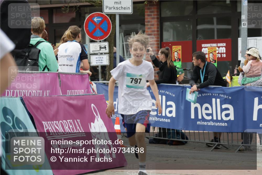 10.05.2026 - 8. Wedeler Halbmarathon Yannick Fuchs http://msf.ph/oto/9734898 10.05.2026 12:47:55 Ziel 796, 797 meine-sportfotos.de