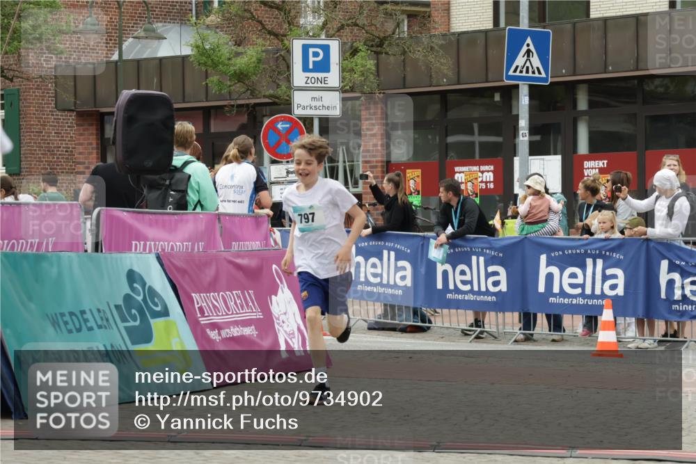 10.05.2026 - 8. Wedeler Halbmarathon Yannick Fuchs http://msf.ph/oto/9734902 10.05.2026 12:47:56 Ziel 796, 797 meine-sportfotos.de
