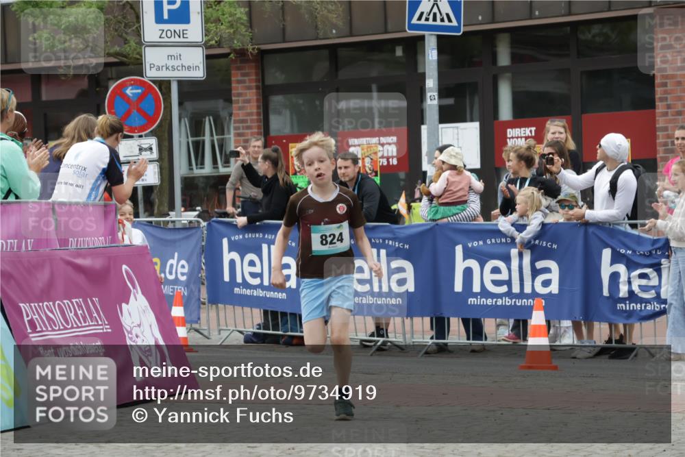 10.05.2026 - 8. Wedeler Halbmarathon Yannick Fuchs http://msf.ph/oto/9734919 10.05.2026 12:48:02 Ziel 795, 797, 824 meine-sportfotos.de