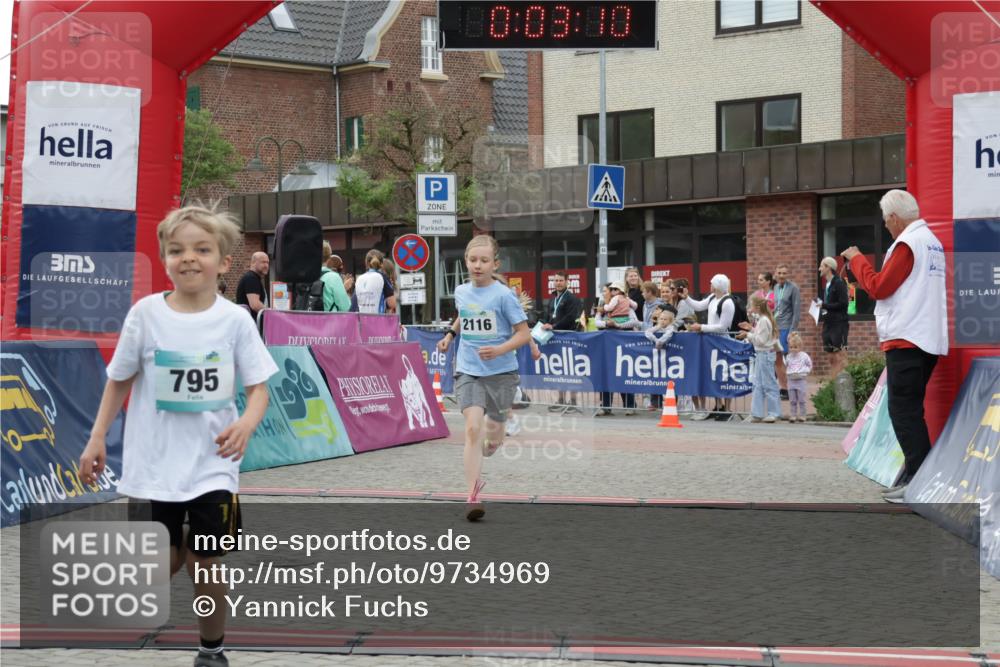 10.05.2026 - 8. Wedeler Halbmarathon Yannick Fuchs http://msf.ph/oto/9734969 10.05.2026 12:48:07 Ziel 408, 795, 824, 2116 meine-sportfotos.de