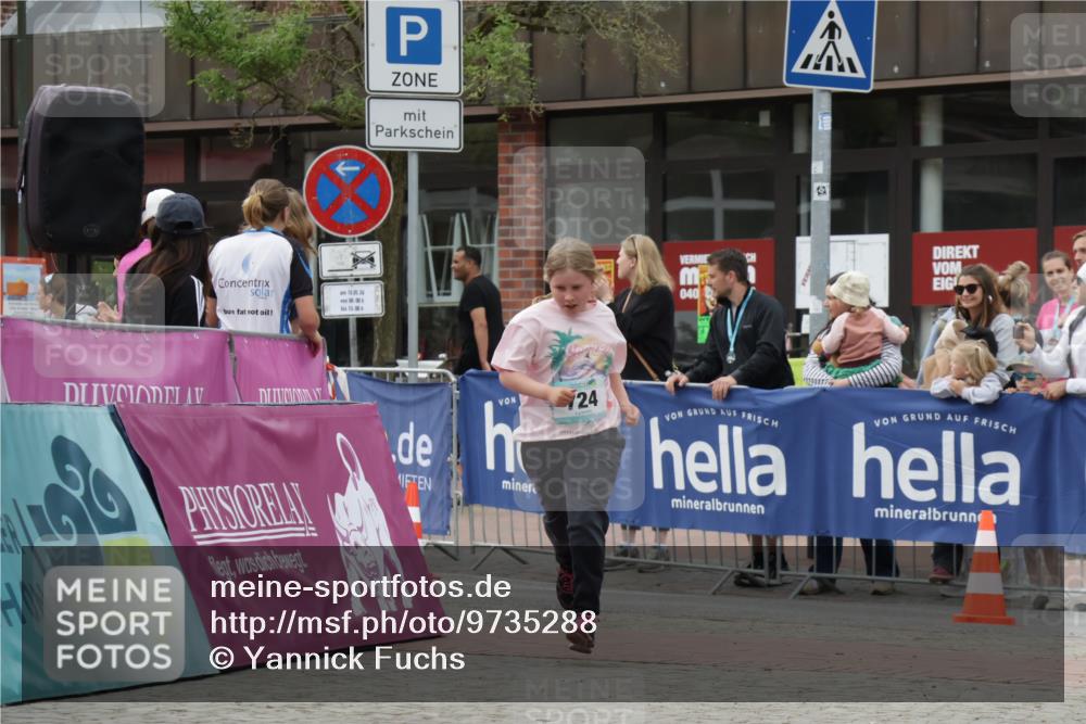10.05.2026 - 8. Wedeler Halbmarathon Yannick Fuchs http://msf.ph/oto/9735288 10.05.2026 12:48:54 Ziel 724, 909 meine-sportfotos.de