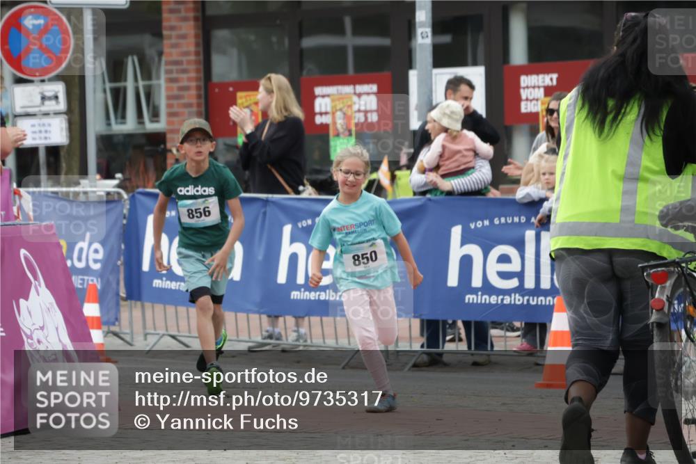 10.05.2026 - 8. Wedeler Halbmarathon Yannick Fuchs http://msf.ph/oto/9735317 10.05.2026 12:49:06 Ziel 850, 856 meine-sportfotos.de