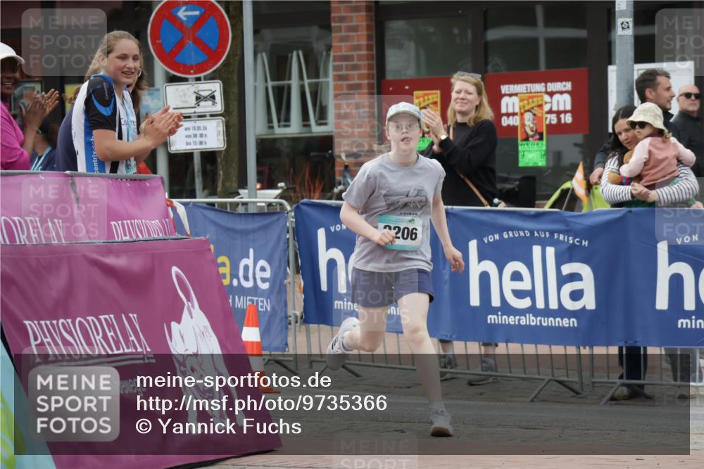 10.05.2026 - 8. Wedeler Halbmarathon Yannick Fuchs http://msf.ph/oto/9735366 10.05.2026 12:49:28 Ziel 2206 meine-sportfotos.de