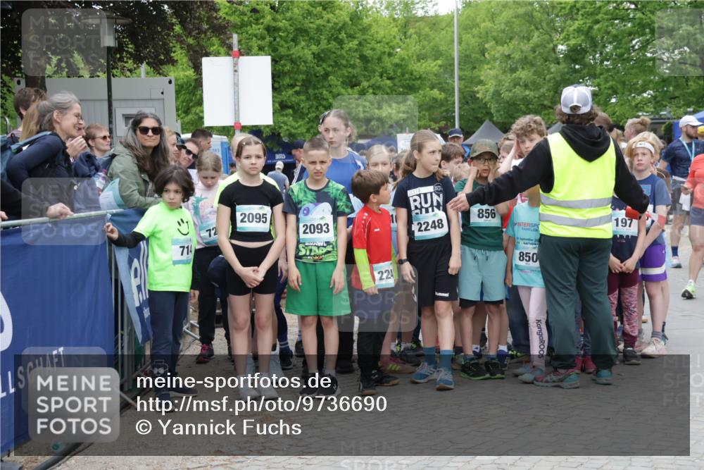 10.05.2026 - 8. Wedeler Halbmarathon Yannick Fuchs http://msf.ph/oto/9736690 10.05.2026 12:42:57 Ziel 714, 72, 2095, 2093, 224, 2024, 2248, 856, 21, 850, 197 meine-sportfotos.de