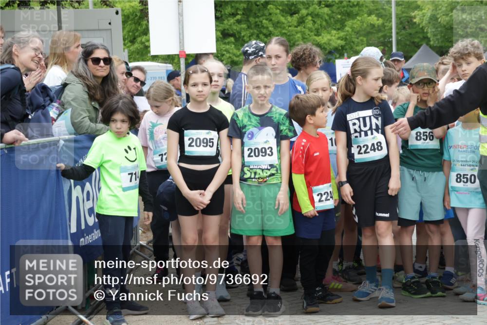10.05.2026 - 8. Wedeler Halbmarathon Yannick Fuchs http://msf.ph/oto/9736692 10.05.2026 12:42:58 Ziel 770, 883, 77, 2095, 2093, 2024, 2248, 856, 71, 224, 24, 2023, 850 meine-sportfotos.de