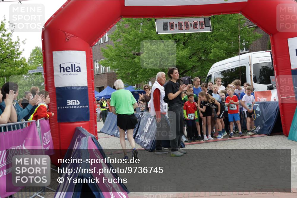 10.05.2026 - 8. Wedeler Halbmarathon Yannick Fuchs http://msf.ph/oto/9736745 10.05.2026 12:44:34 Ziel 623, 624, 11, 2249, 394 meine-sportfotos.de