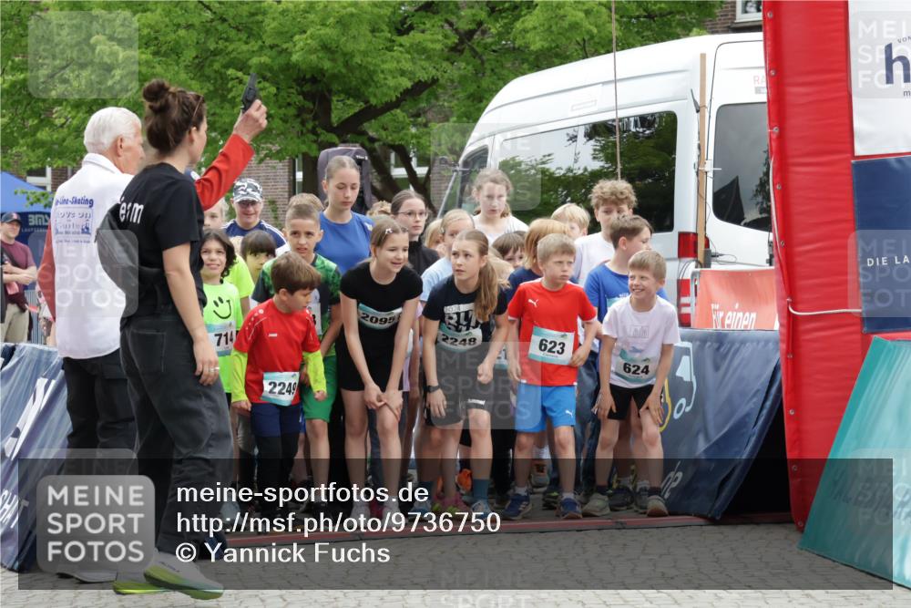 10.05.2026 - 8. Wedeler Halbmarathon Yannick Fuchs http://msf.ph/oto/9736750 10.05.2026 12:44:49 Ziel 714, 2249, 2095, 2024, 2248, 623, 624 meine-sportfotos.de