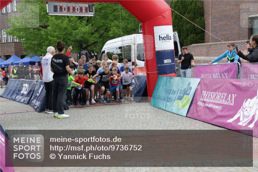 10.05.2026 - 8. Wedeler Halbmarathon Yannick Fuchs http://msf.ph/oto/9736752 10.05.2026 12:44:56 Ziel 7, 2249, 2248, 623, 624 meine-sportfotos.de