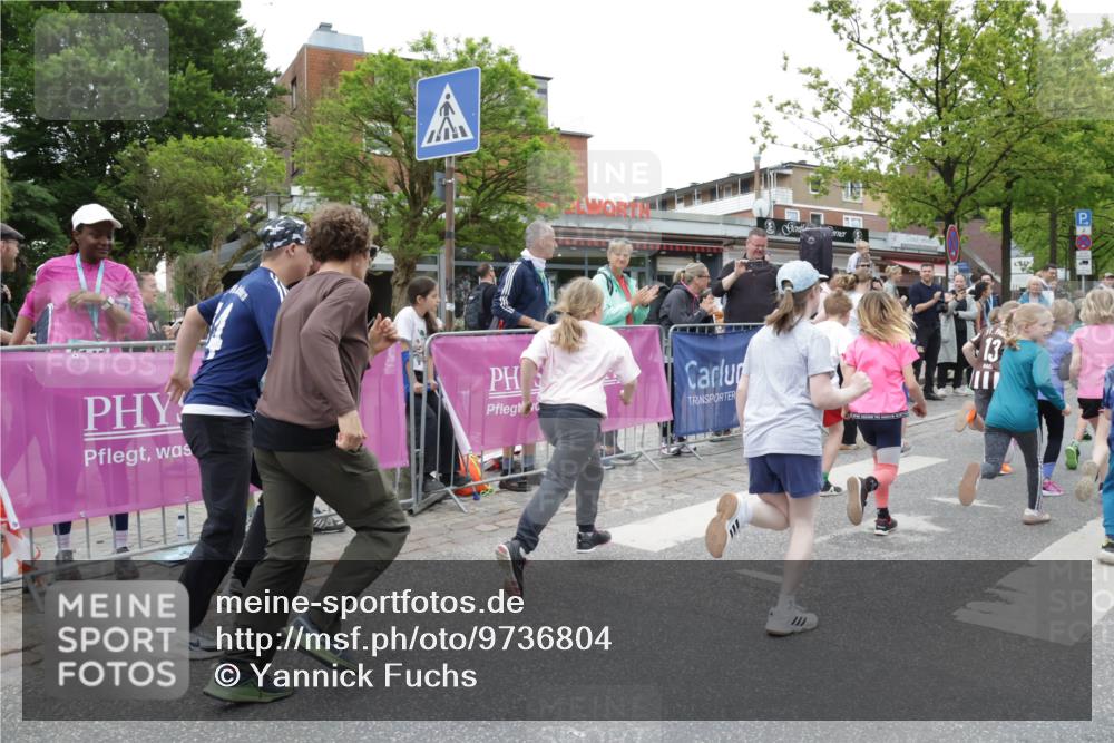 10.05.2026 - 8. Wedeler Halbmarathon Yannick Fuchs http://msf.ph/oto/9736804 10.05.2026 12:45:05 Ziel 13 meine-sportfotos.de