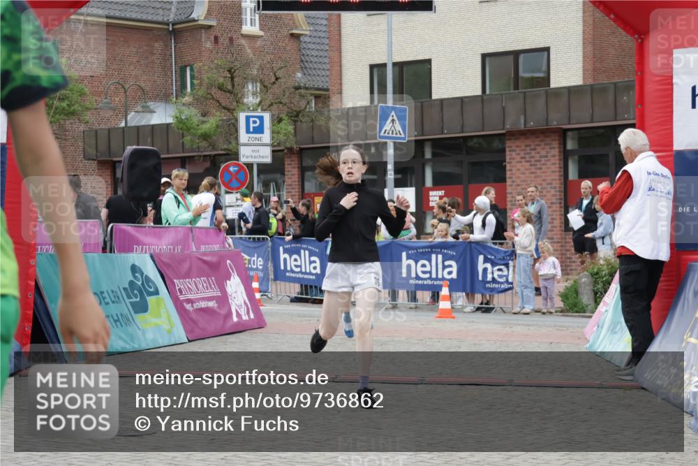 10.05.2026 - 8. Wedeler Halbmarathon Yannick Fuchs http://msf.ph/oto/9736862 10.05.2026 12:47:46 Ziel 997, 2093, 2152, 2248 meine-sportfotos.de