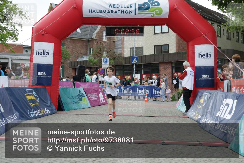10.05.2026 - 8. Wedeler Halbmarathon Yannick Fuchs http://msf.ph/oto/9736881 10.05.2026 12:47:54 Ziel 180, 02, 58, 796, 796, 797, 2248 meine-sportfotos.de