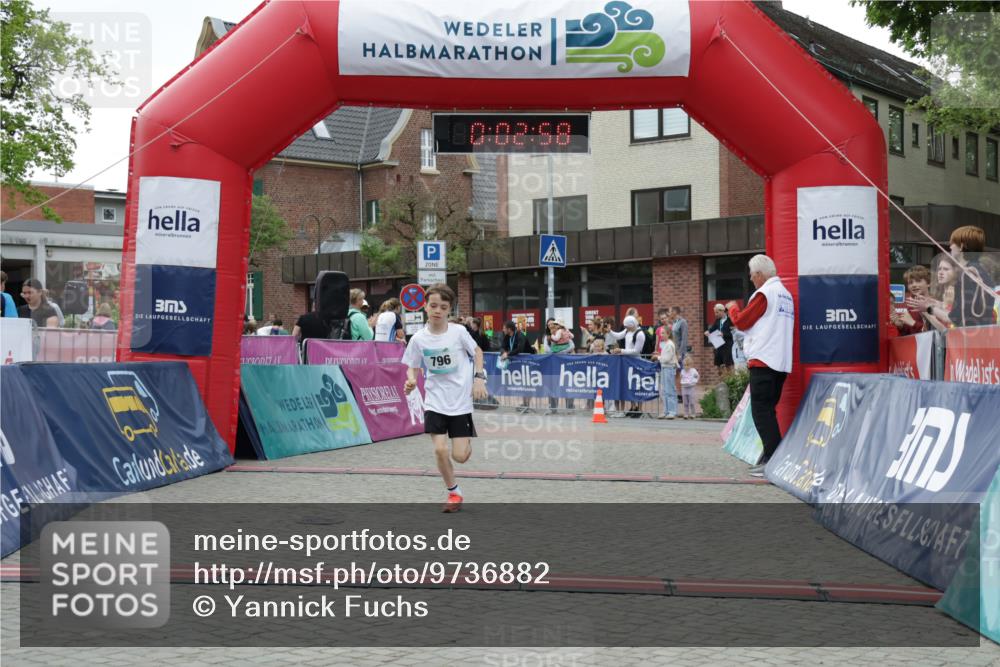 10.05.2026 - 8. Wedeler Halbmarathon Yannick Fuchs http://msf.ph/oto/9736882 10.05.2026 12:47:54 Ziel 10, 02, 58, 796, 796, 797, 2248 meine-sportfotos.de