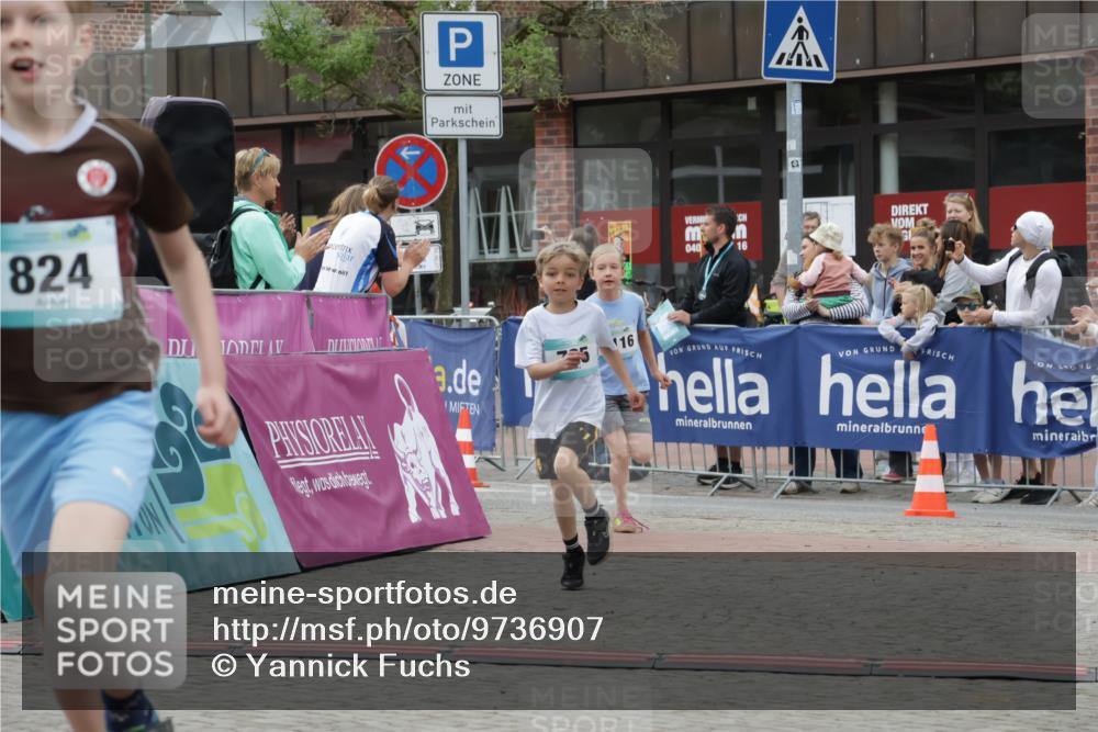 10.05.2026 - 8. Wedeler Halbmarathon Yannick Fuchs http://msf.ph/oto/9736907 10.05.2026 12:48:04 Ziel 824, 16, 040, 16, 795, 824, 2116 meine-sportfotos.de