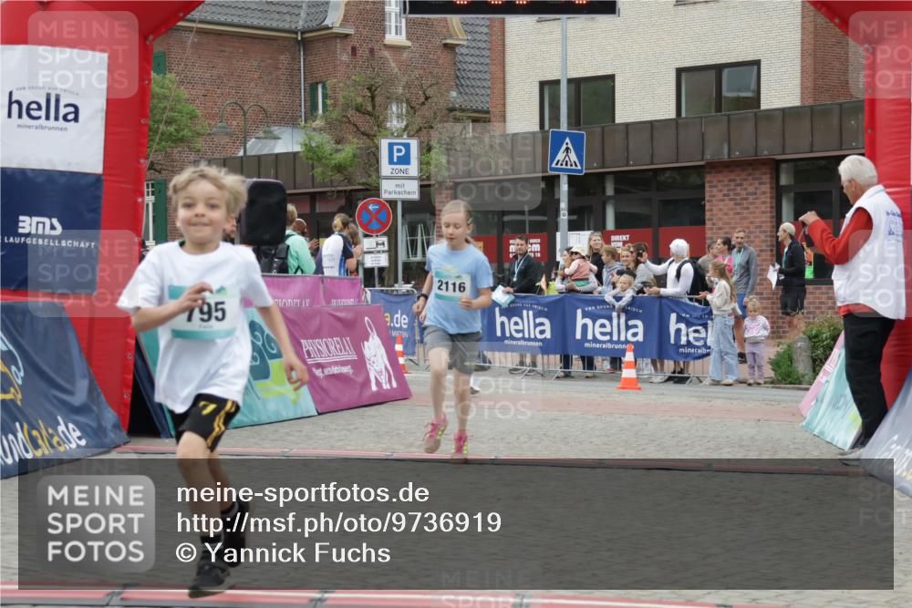10.05.2026 - 8. Wedeler Halbmarathon Yannick Fuchs http://msf.ph/oto/9736919 10.05.2026 12:48:07 Ziel 795, 2116, 408, 795, 824, 2116 meine-sportfotos.de
