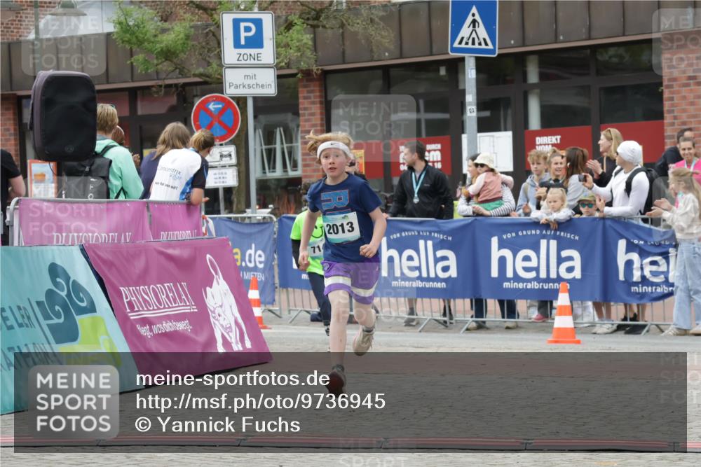 10.05.2026 - 8. Wedeler Halbmarathon Yannick Fuchs http://msf.ph/oto/9736945 10.05.2026 12:48:14 Ziel 71, 2013, 346, 408, 714, 2013 meine-sportfotos.de