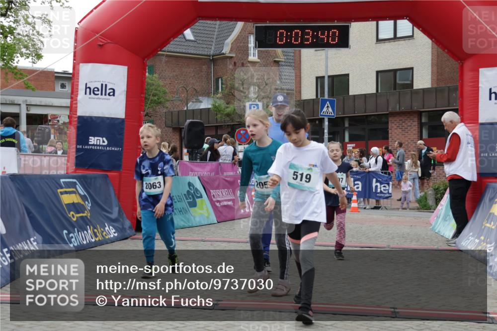 10.05.2026 - 8. Wedeler Halbmarathon Yannick Fuchs http://msf.ph/oto/9737030 10.05.2026 12:48:37 Ziel 10, 03, 40, 2063, 205, 519, 197, 519, 2054, 2063, 2066, 2110, 2150, 2170 meine-sportfotos.de