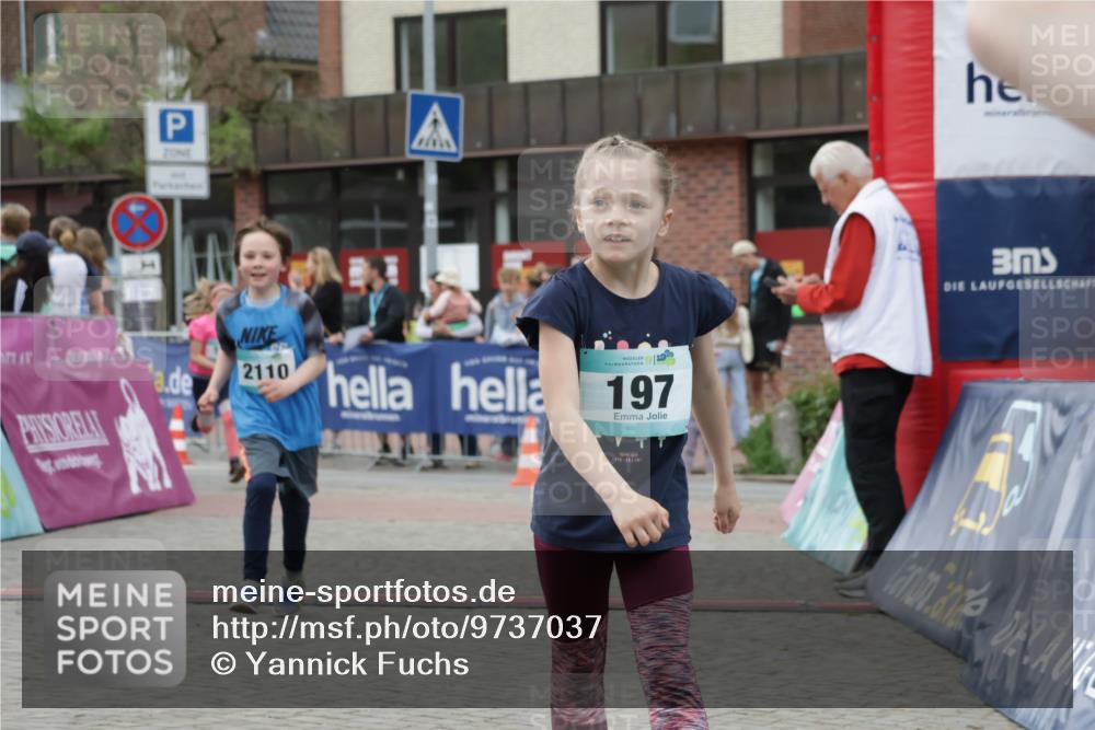 10.05.2026 - 8. Wedeler Halbmarathon Yannick Fuchs http://msf.ph/oto/9737037 10.05.2026 12:48:39 Ziel 2110, 197, 148, 197, 519, 2054, 2063, 2066, 2110, 2150, 2170 meine-sportfotos.de