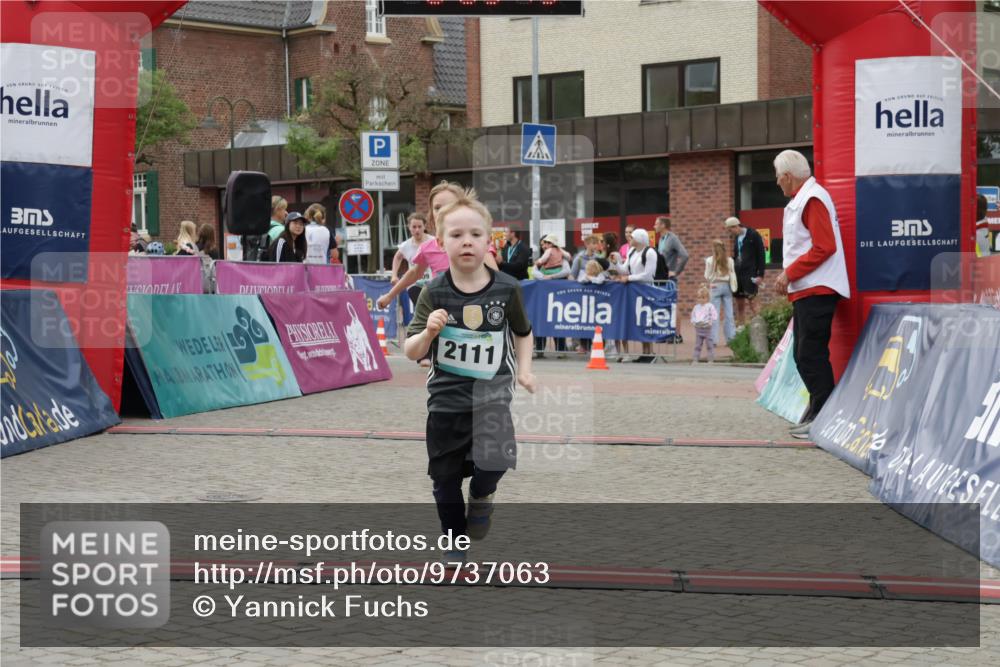 10.05.2026 - 8. Wedeler Halbmarathon Yannick Fuchs http://msf.ph/oto/9737063 10.05.2026 12:48:45 Ziel 2111, 148, 825, 909, 2110, 2111 meine-sportfotos.de