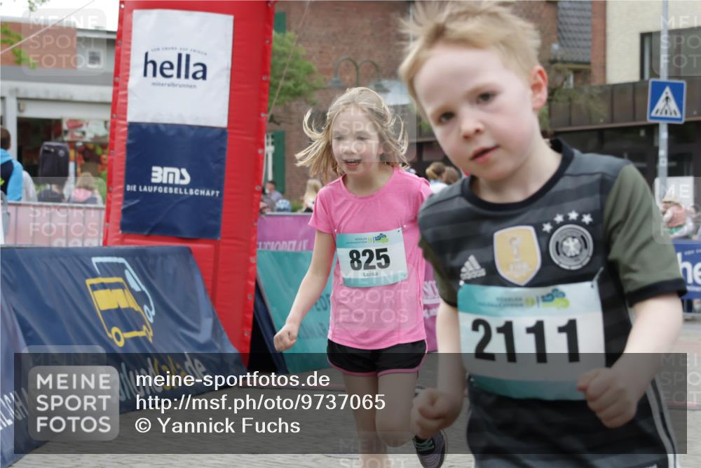 10.05.2026 - 8. Wedeler Halbmarathon Yannick Fuchs http://msf.ph/oto/9737065 10.05.2026 12:48:46 Ziel 56, 825, 2111, 148, 825, 909, 2111 meine-sportfotos.de