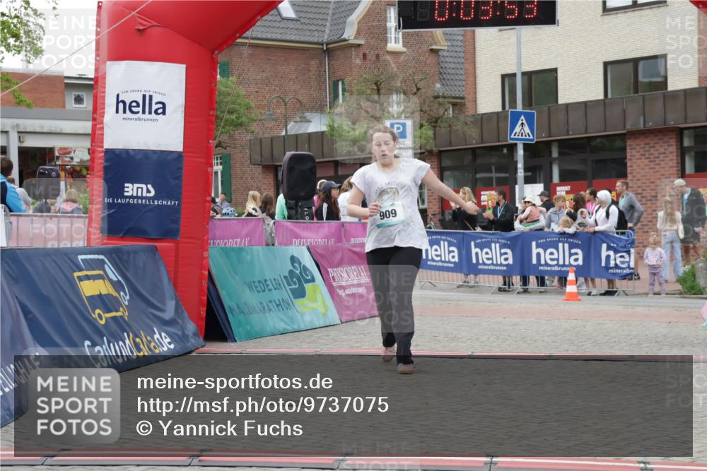 10.05.2026 - 8. Wedeler Halbmarathon Yannick Fuchs http://msf.ph/oto/9737075 10.05.2026 12:48:49 Ziel 909, 825, 909, 2111 meine-sportfotos.de