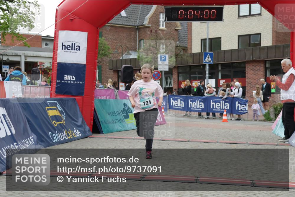 10.05.2026 - 8. Wedeler Halbmarathon Yannick Fuchs http://msf.ph/oto/9737091 10.05.2026 12:48:56 Ziel 10, 09, 00, 724, 724 meine-sportfotos.de